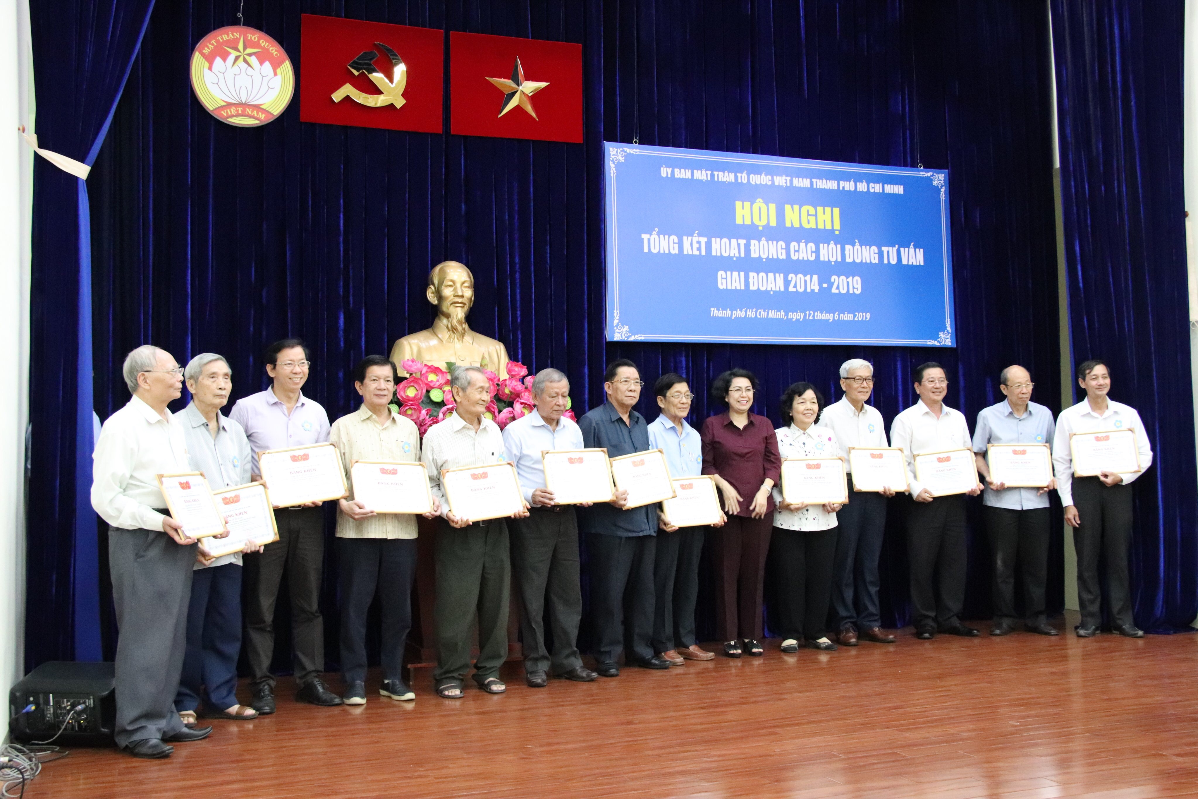 Ông Nguyễn Đức Điền – chủ tịch BDC Group , chủ tịch hội đồng trường đào tạo kỹ năng quản lý SAM nhận Bằng khen