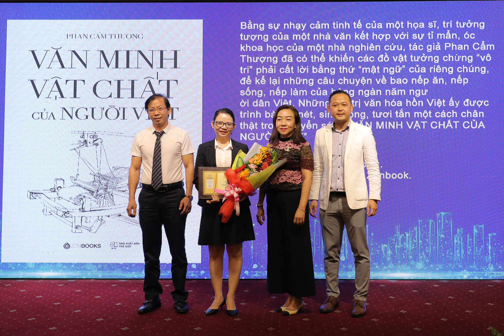 Ông Nguyễn Đức Điền - chủ tịch Hội đồng Trường Đào tạo kỹ năng Quản lý SAM tham dự và trao giải cho top 10 tựa/ Bộ sách đáng đọc nhất